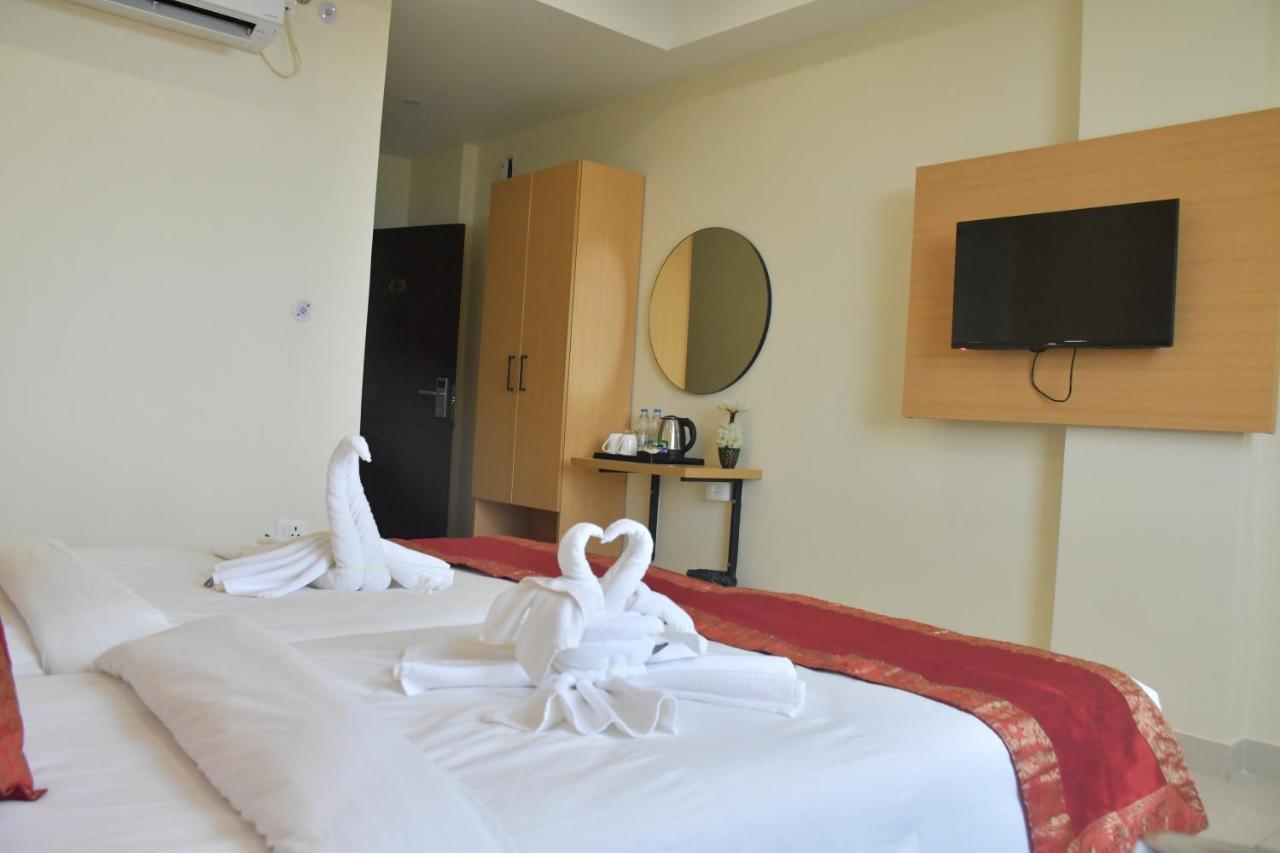 Hotel Yatharth Inn พาราณสี ภายนอก รูปภาพ
