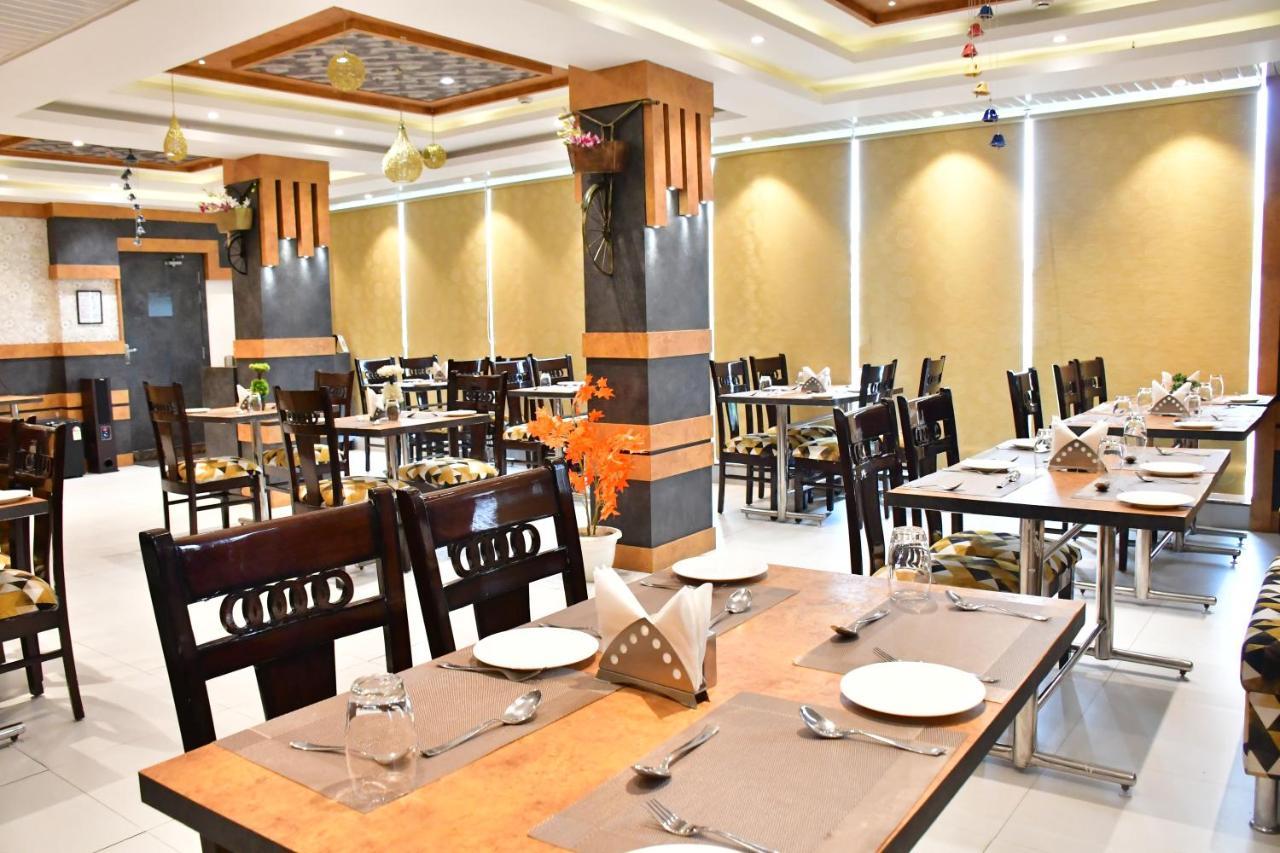 Hotel Yatharth Inn พาราณสี ภายนอก รูปภาพ