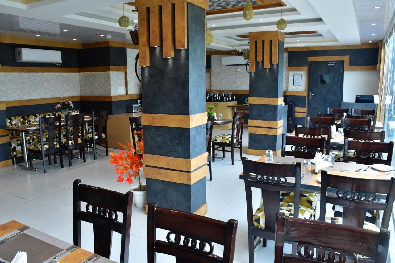 Hotel Yatharth Inn พาราณสี ภายนอก รูปภาพ
