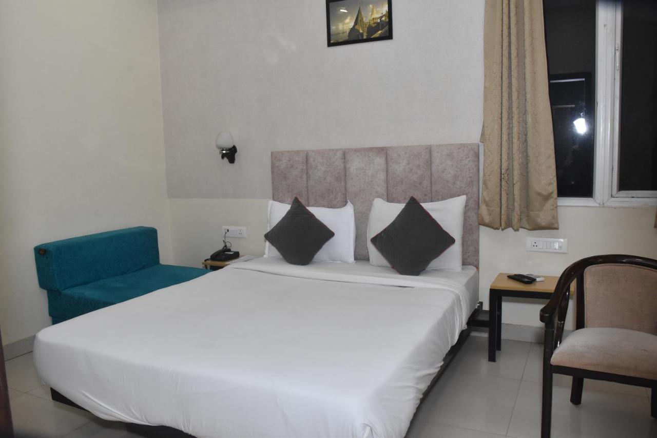 Hotel Yatharth Inn พาราณสี ภายนอก รูปภาพ