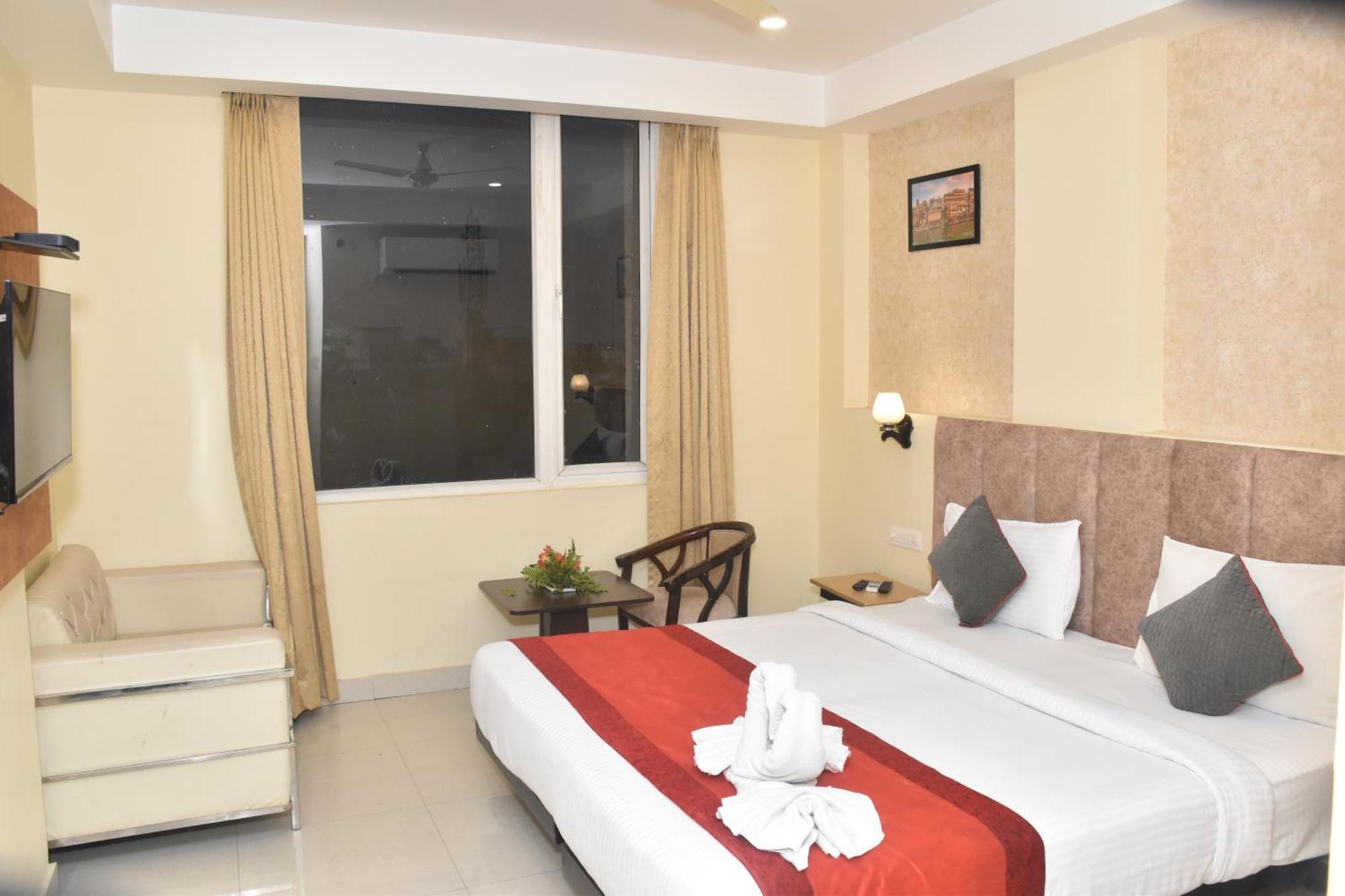 Hotel Yatharth Inn พาราณสี ภายนอก รูปภาพ